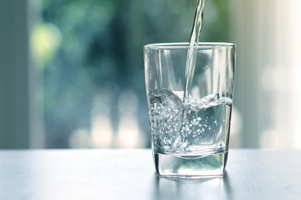 Beber água durante o inverno reduz a perda de líquido pela respiração, urina e suor (Imagem: Cozine | Shutterstock)
