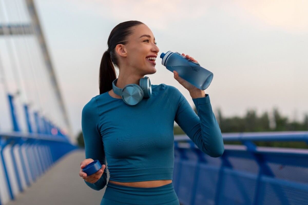 Beber mais água durante o inverno preserva a saúde e o bem-estar do corpo (Imagem: fast-stock | Shutterstock)