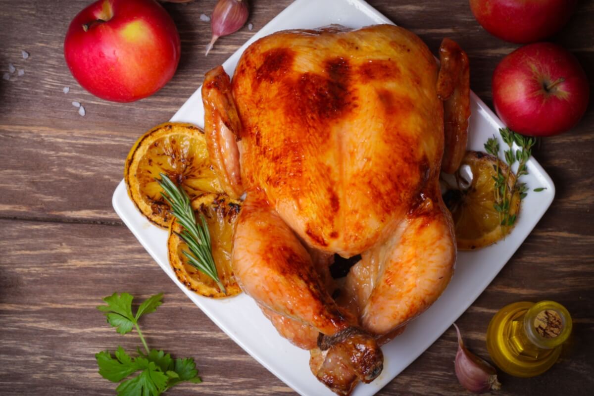 Frango assado com laranja e maçã (Imagem: shakim888
| Shutterstock)