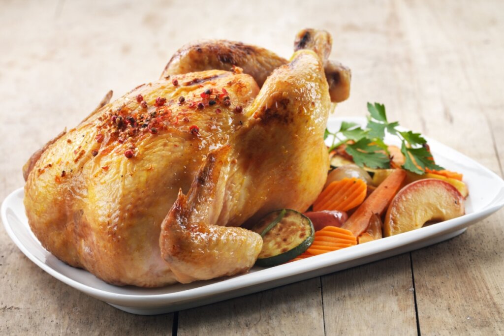Frango assado com legumes rústicos (Imagem: MaraZe | Shutterstock)