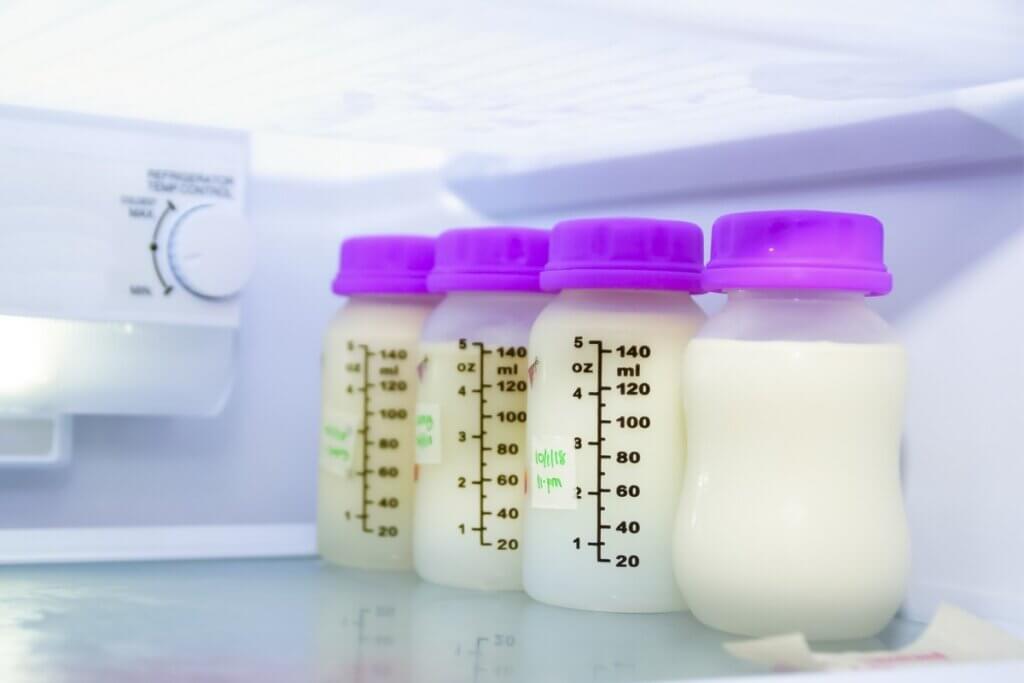 O leite materno pode ser congelado por até 15 dias sem perder a qualidade nutricional (Imagem: akids.photo.graphy | Shutterstock) 