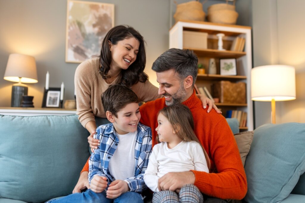 O reconhecimento da multiparentalidade pode ser feito por meio de ação judicial (Imagem: Photoroyalty | Shutterstock)