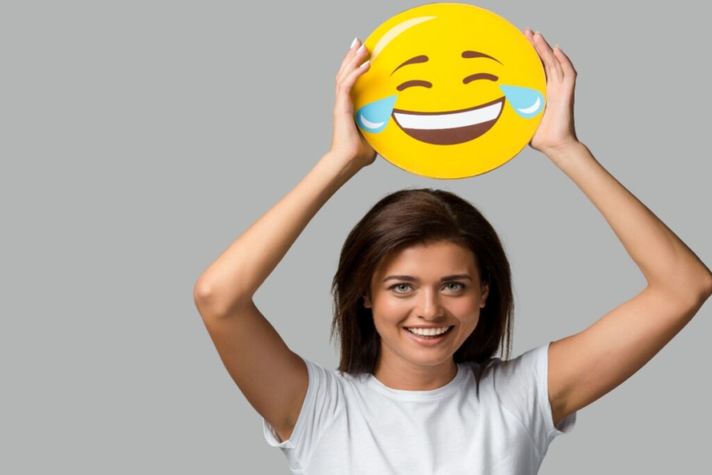 O rosto chorando de rir é o emoji mais utilizado mundo afora (Imagem: LightField Studios | Shutterstock)