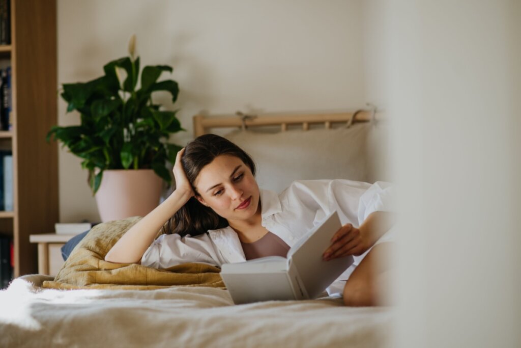Organizar o dia com atividades que goste traz conforto para a data do aniversário (Imagem: Halfpoint | Shutterstock)