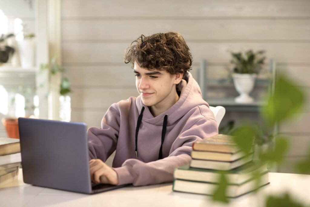 Quando o aluno assume um papel ativo no aprendizado, ele desenvolve mais autonomia e motivação (Imagem: EkaterinaN | Shutterstock) 