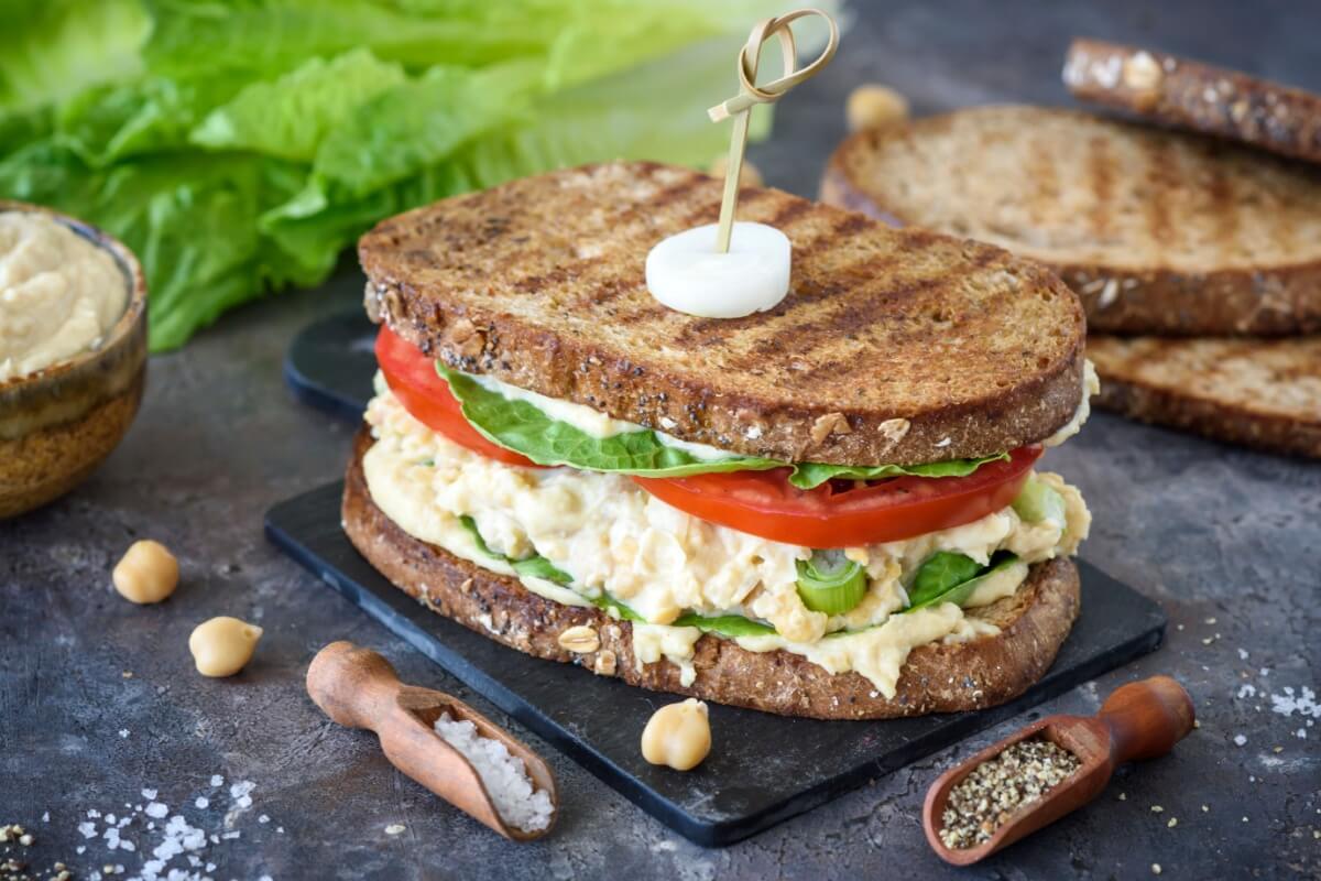 Sanduíche com patê de grão-de-bico (Imagem: ltummy | Shutterstock)