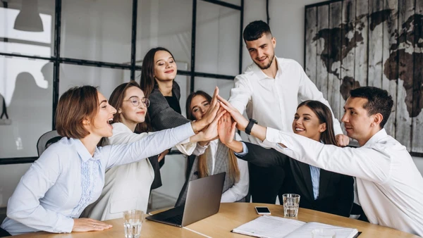 Especialistas destacam frases simples que aumentam o impacto da liderança