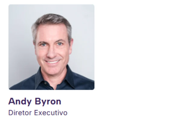 Executivos foram flagrados em telão por Reprodução