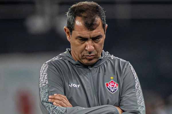 Fábio Carille à beira do campo no empate contra o Botafogo 