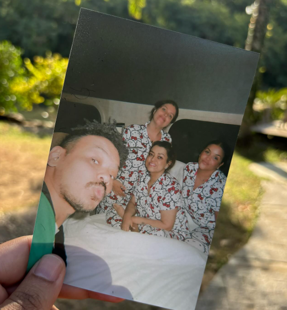 Fotos inéditas de Preta ao lado de amigos em Nova York por Reprodução