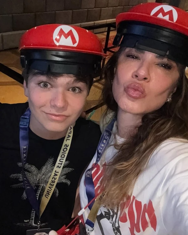 Luciana Gimenez e filho no Japão por Reprodução/Instagram