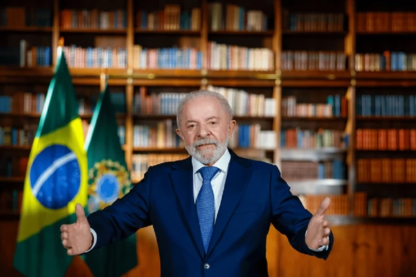 Lula em pronunciamento em cadeia nacional de rádio e TV