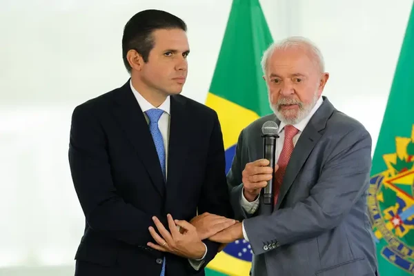 O presidente Luiz Inácio Lula da Silva com Hugo Motta