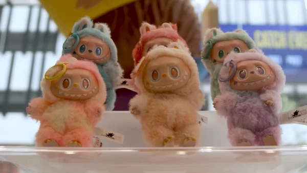 Os monstrinhos de plástico, que parecem brinquedos infantis, têm conquistado espaço em vídeos virais