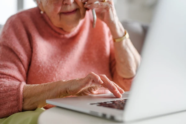 Pesquisa mostra que 95% dos adultos no Brasil tentaram alertar seus parentes idosos sobre comportamentos online arriscados ou golpes