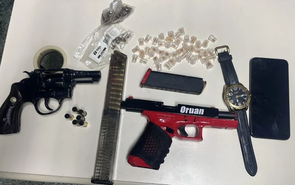 Pistolas, munições e porções de drogas foram apreendidas