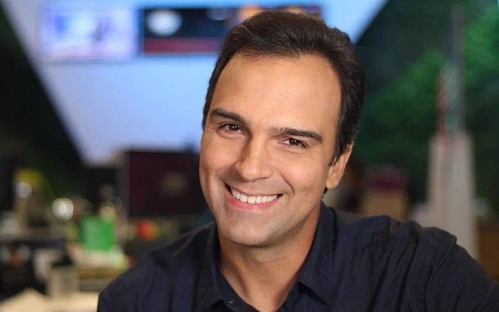 Tadeu Schmidt – O apresentador do BBB agora vai dançar no palco do Domingão por Reprodução/TV Globo