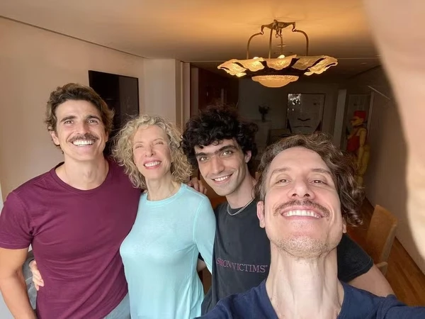 Theodoro Cochrane com Fabricio Santana, Reynaldo Gianecchini e a mãe, Marilia Gabriela, em 2020 por Reprodução/Redes Sociais 