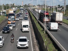 Imagem - Acidente entre três carros deixa mulher morta e causa engarrafamento de 5km na BR-324