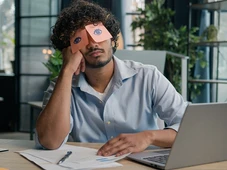 Imagem - Enquanto organização cobra performance, o colaborador atualiza o currículo