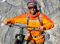 Imagem - Influencer de ciclismo morre aos 48 anos ao cair de barranco de 200 metros de altura