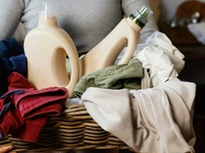 Imagem - Adeus manchas de água sanitária: saiba como salvar suas roupas de forma simples