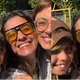Imagem - Atriz de 'Vamp' posa com ex-mulher e filha e celebra união familiar