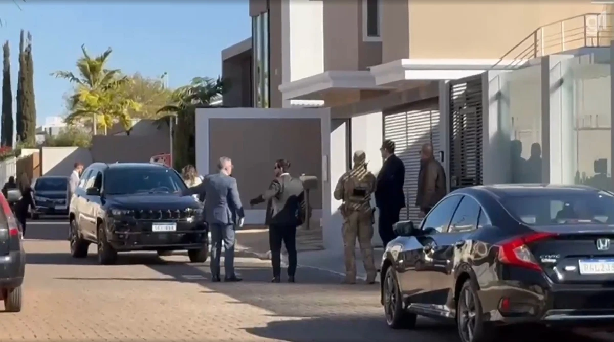2 Agentes da PF cumpriram mandado na residência do ex-presidente