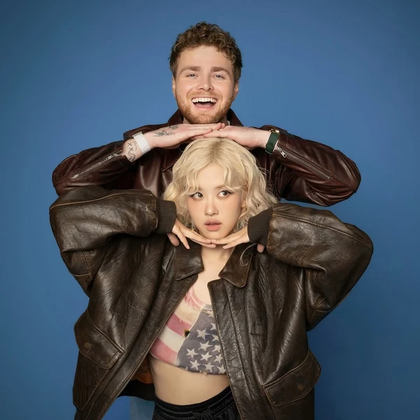 Alex Warren e Rosé por Divulgação