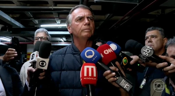 Bolsonaro conversa com jornalistas em Brasília