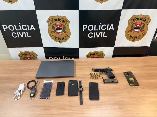 Celulares, armas e outros itens apreendidos com suspeitos por Divulgação
