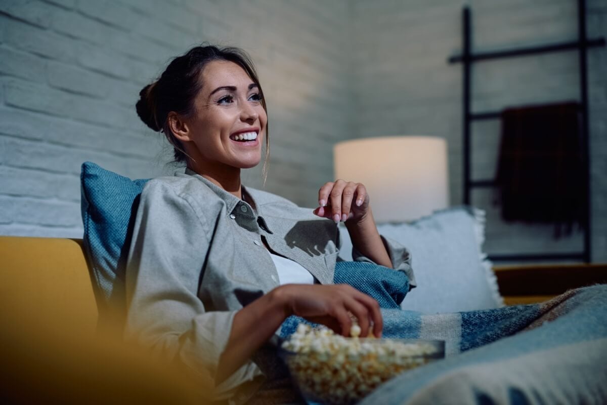 Algumas séries são perfeitas para o fim de semana (Imagem: Drazen Zigic | Shutterstock)