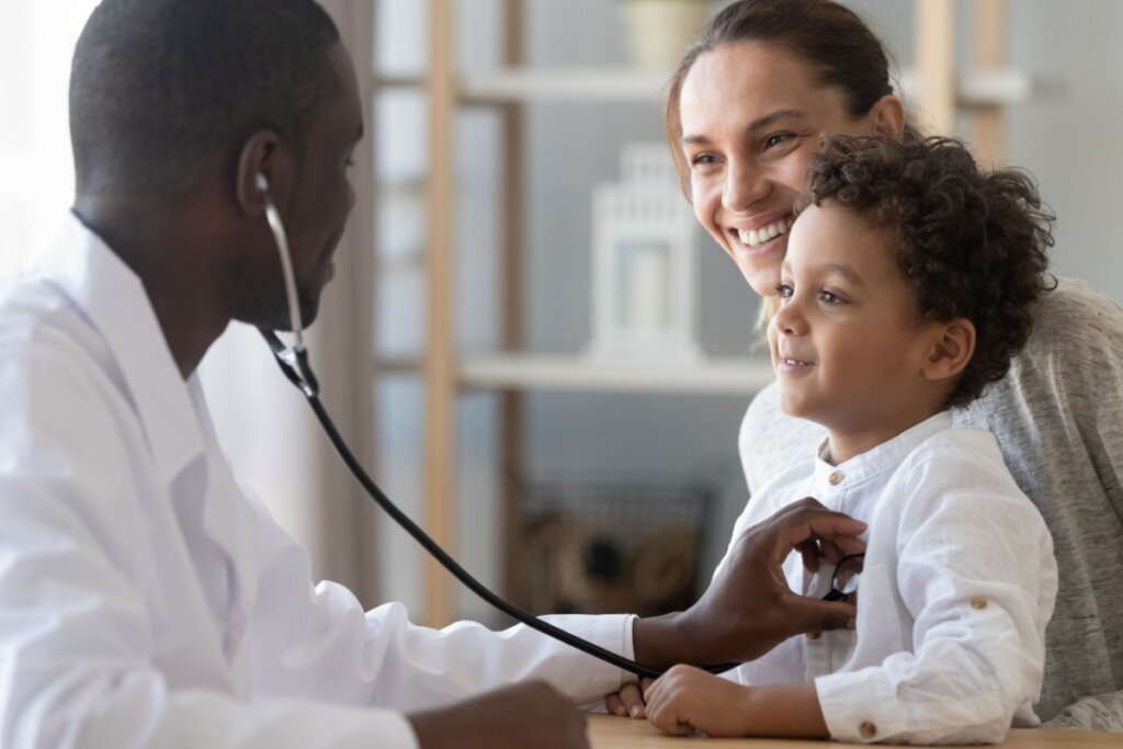 As chances de cura do câncer infantil são altas, principalmente quando o diagnóstico é feito no início (Imagem: fizkes | Shutterstock)