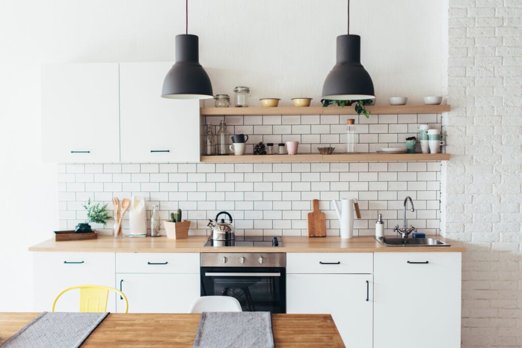 Cozinha com móveis planejados pode ser a solução para apartamentos pequenos (Foto: Tatyana Sidyukova | Shutterstock)
