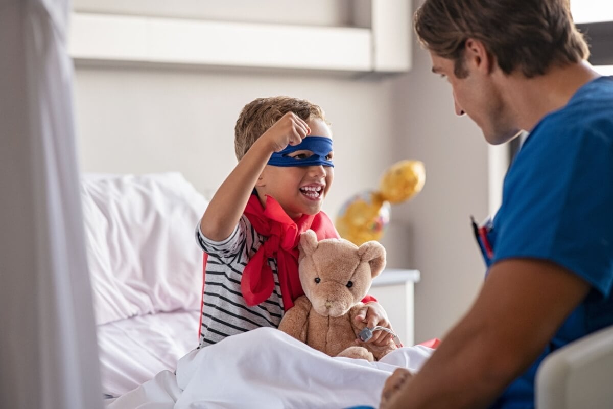 É importante estar atento aos sintomas do câncer infantil (Imagem: Rido | Shutterstock)