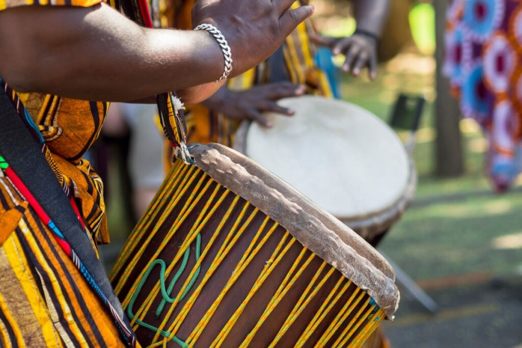 Em Senegal, os viajantes podem aprender a tocar instrumentos de percussão (Imagem: Madame-Moustache | Shutterstock)