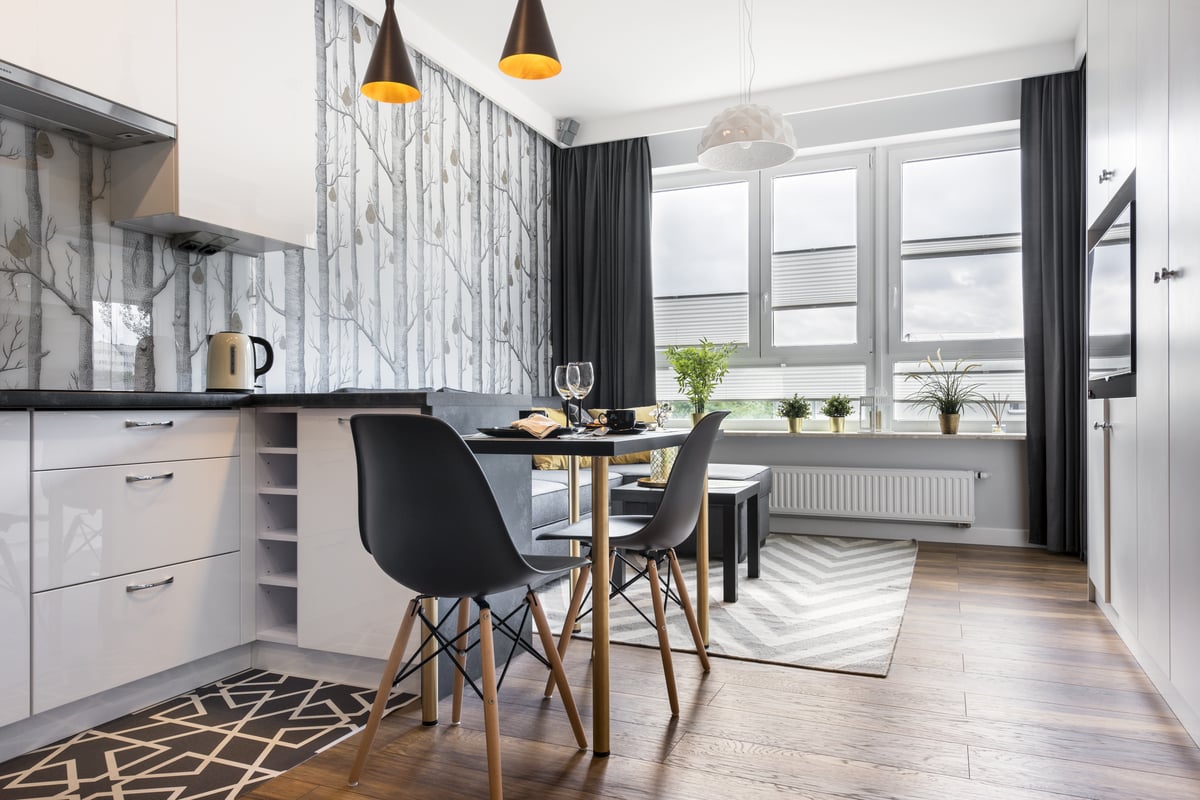 O cuidado com a decoração é essencial para apartamentos pequenos (Imagem: Cinematographer | Shutterstock)