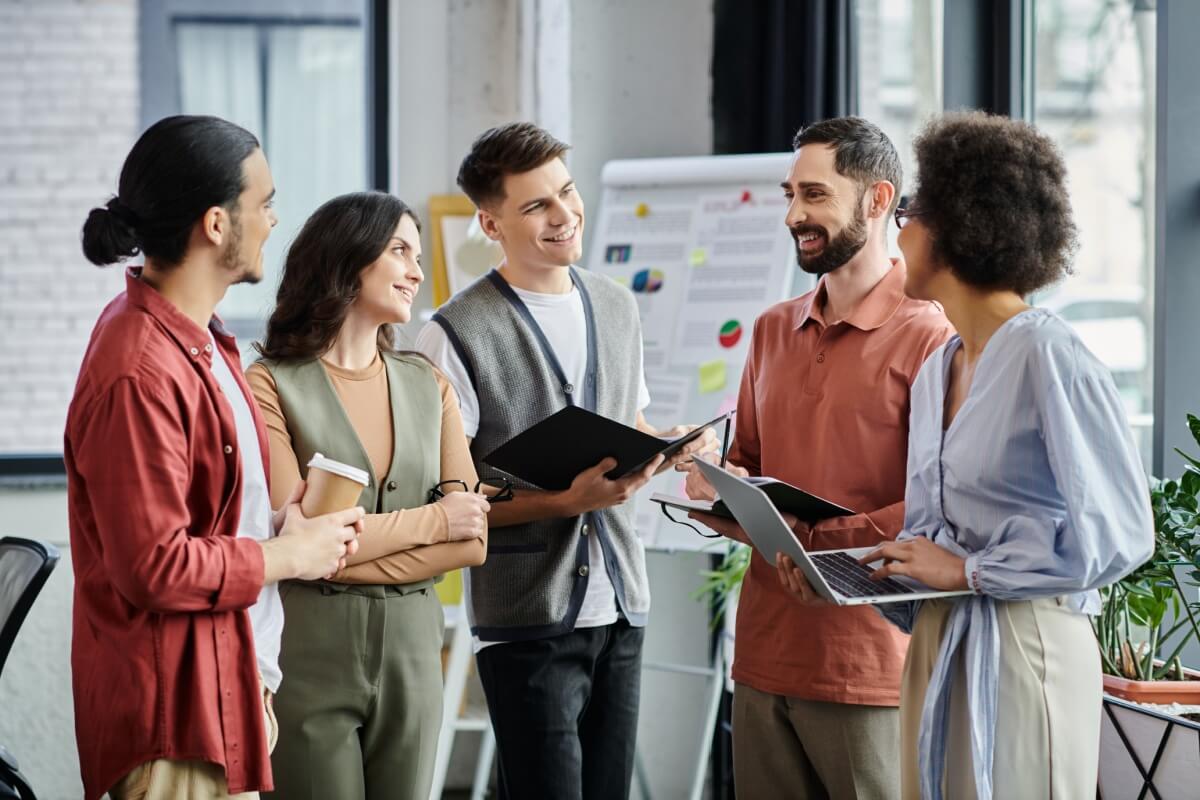 O networking influencia diretamente o posicionamento e a evolução na carreira profissional (Imagem: LightField Studios | Shutterstock)