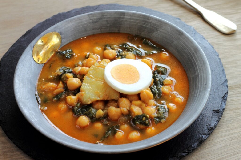 Sopa de grão-de-bico com espinafre e bacalhau (Imagem: Mariontxa | Shutterstock)