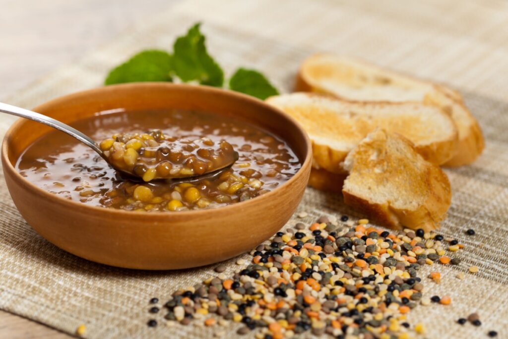 Sopa de lentilha mista (Imagem: alisafarov | Shutterstock)