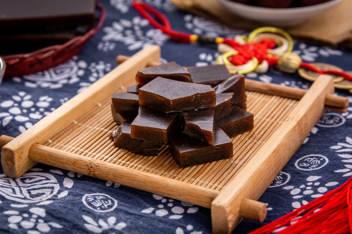 Eijao, remédio da medicina tradicional chinesa produzido com colágeno da pele de jumentos por Shutterstock