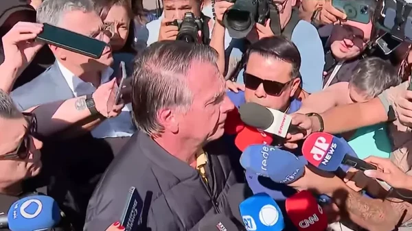 Jair Bolsonaro falou com imprensa