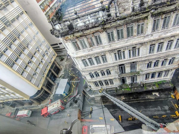 Trabalho de rescaldo em prédios atingidos por fogo no Comércio
