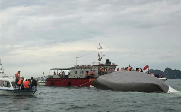 Barco com turistas virou no Vietnã