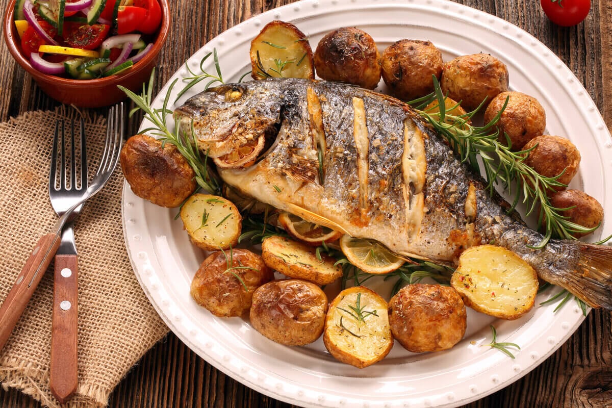 Peixe assado com batata (Imagem: Wideonet | Shutterstock)