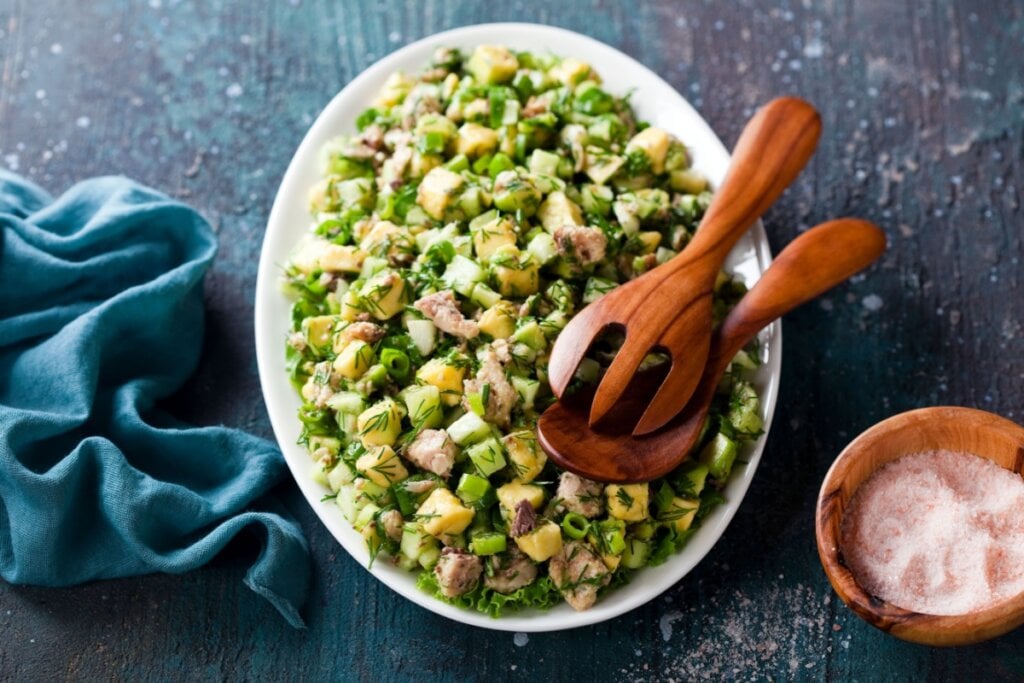 [Edicase]Salada de sardinha com abacate e pepino (Imagem: Y. A. Photo | Shutterstock)  por Imagem: Y. A. Photo | Shutterstock
