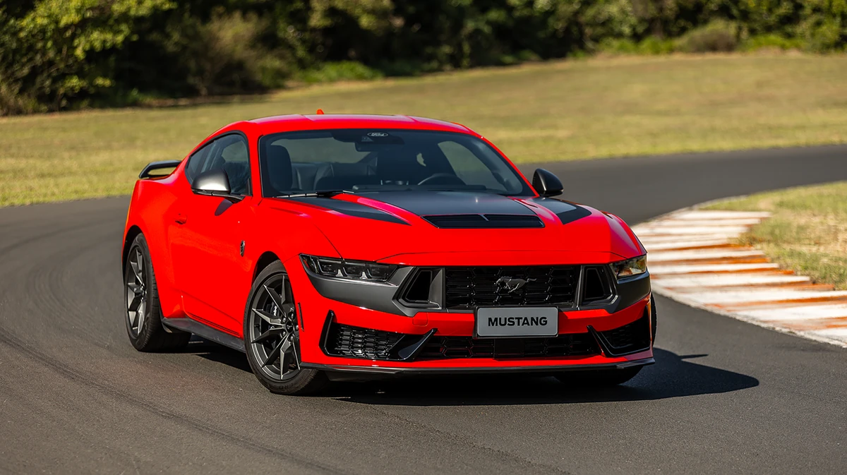 A dianteira da versão Dark Horse é diferente da GT Performance