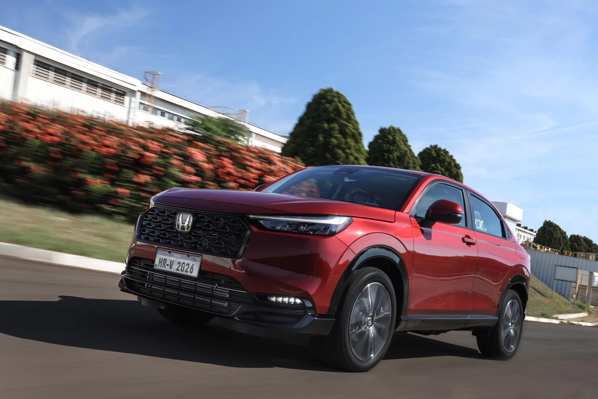 Por fora, maior novidade na linha 2026 do HR-V é a a atualização da grade dianteira