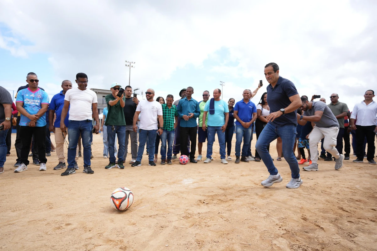 O prefeito Bruno Reis bate uma bolinha no campo por Betto Jr./ Secom PMS