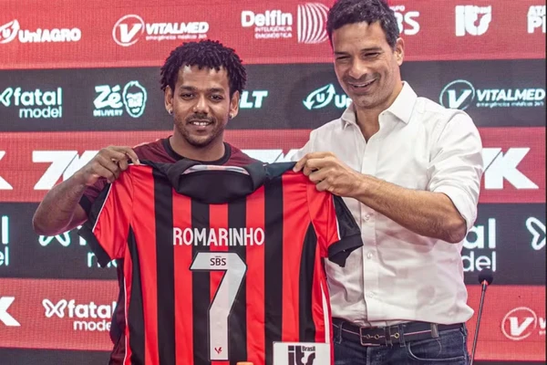 Romarinho e Gustavo Vieira, executivo de futebol do Vitória